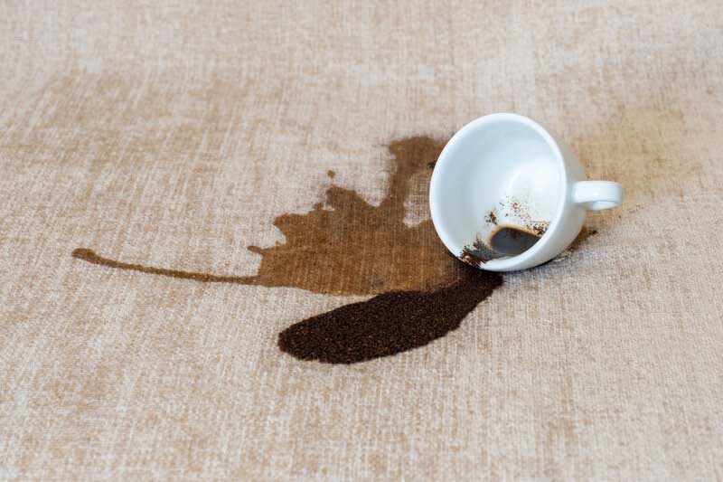 fleke od kafe na tepihu